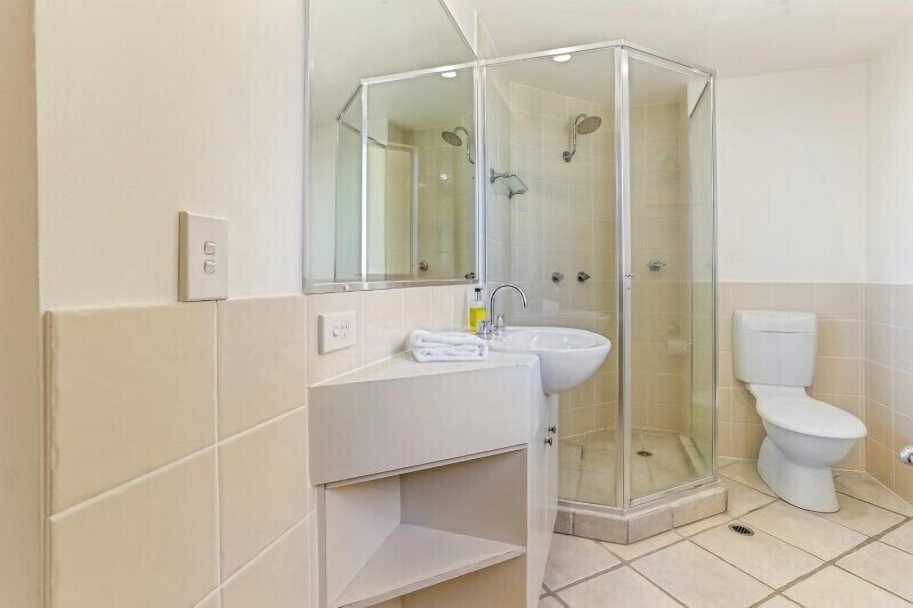 Duschwanne, Haartrockner, Handtücher