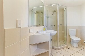 Combined shower/bathtub, hair dryer, towels - Cosy apartment with ocean views in Sunshine Beach (Sunshine Beach)