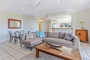 TV - Cosy apartment with ocean views in Sunshine Beach (Sunshine Beach)