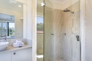 Shower, hair dryer, towels - Wake up to ocean views in stylish comfort, Sunshine Beach (Sunshine Beach)