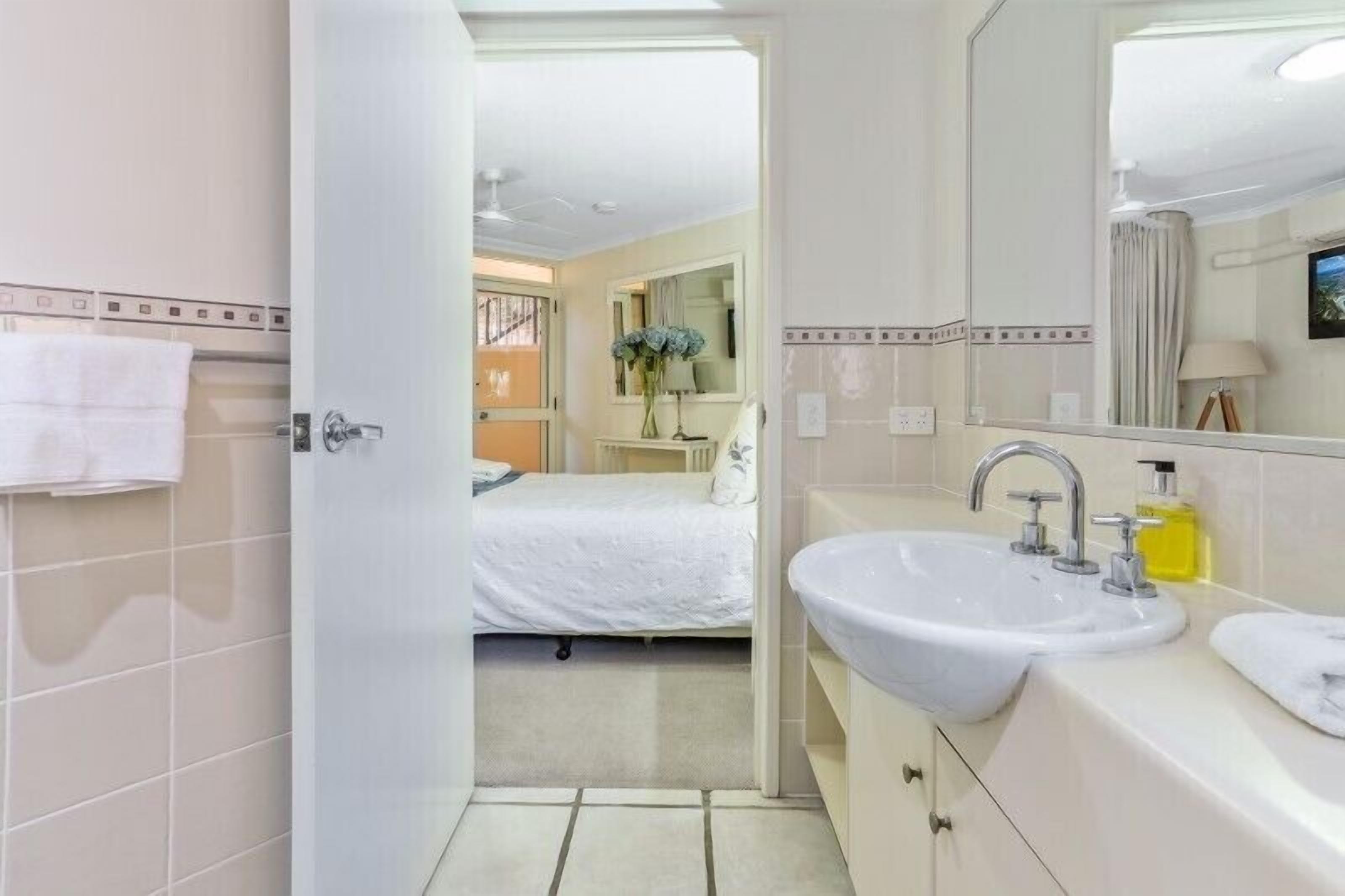 Ensemble douche/baignoire, sèche-cheveux