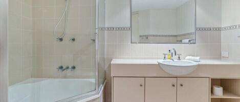 シャワー付き浴槽、ヘアドライヤー