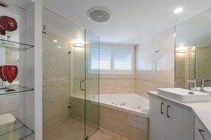 Combined shower/tub, hair dryer, towels - Peaceful riverside living in Noosa Heads (Noosa Heads)