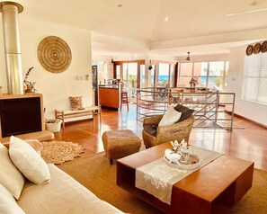 Smart TV, fireplace, ping pong, books - Beachside Escape in Sunshine Beach (Sunshine Beach)