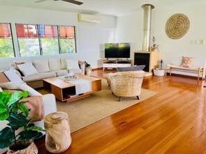 Smart TV, fireplace, ping pong, books - Beachside Escape in Sunshine Beach (Sunshine Beach)