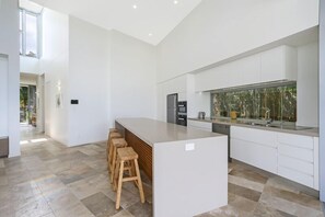 Kylskåp, mikrovågsugn, ugn och diskmaskin