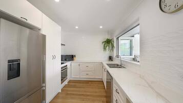 Kjøleskap, mikrobølgeovn, ovn og kokeplater