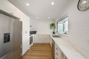 Fridge, microwave, oven, stovetop - Walk to Hastings Street in Noosa Sound (Noosa Heads)