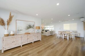 Interior - Walk to Hastings Street in Noosa Sound (Noosa Heads)