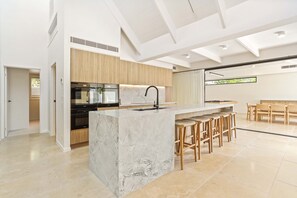 Fridge, microwave, oven, stovetop - Luxury, Style & Entertainment, Noosa Sound (Noosa Heads)