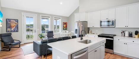 冷蔵庫、電子レンジ、オーブン、コンロ