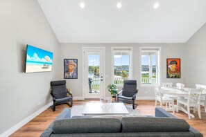 Een televisie en boeken