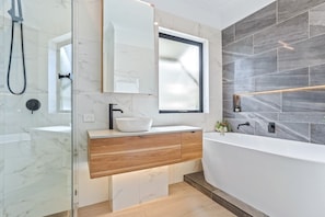 Badewanne, Haartrockner, HandtĂŒcher