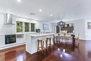 Fridge, microwave, oven, stovetop - Dual-living amongst the rainforest in Little Cove (Noosa Heads)