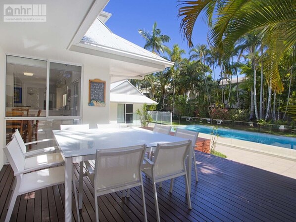 Outdoor dining - Family Living in the Heart of Noosa Heads (Noosa Heads)