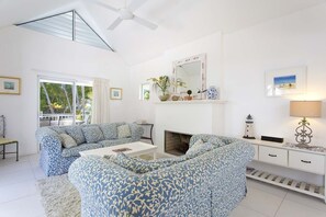 TV, DVD player, books, video library - Family Living in the Heart of Noosa Heads (Noosa Heads)