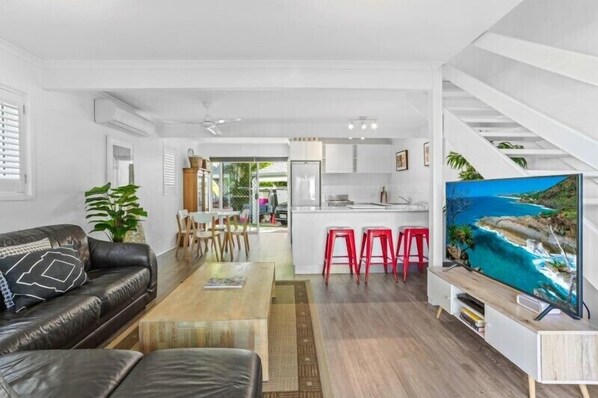 TV, DVD player - Homey and spacious townhouse in Noosaville (Noosa)