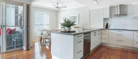 Mikrovågsugn, ugn, diskmaskin och kaffe- och tebryggare