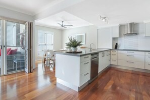 Microondas, horno, lavavajillas y cafetera y tetera 