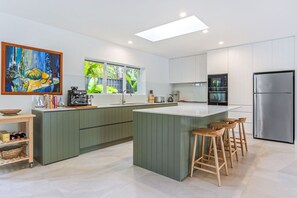 Fridge, microwave, oven, stovetop - 16 Witta Circle Noosa Heads (Noosa Heads)