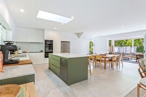 Fridge, microwave, oven, stovetop - 16 Witta Circle Noosa Heads (Noosa Heads)