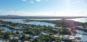 Zona residencial costera con casas, un puerto deportivo y un puente.