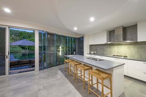 冰箱、微波炉、烤箱、炉灶