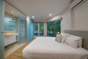 5 bedrooms, desk, iron/ironing board, free WiFi - 31 Witta Circle, Noosa Heads (Noosa Heads)