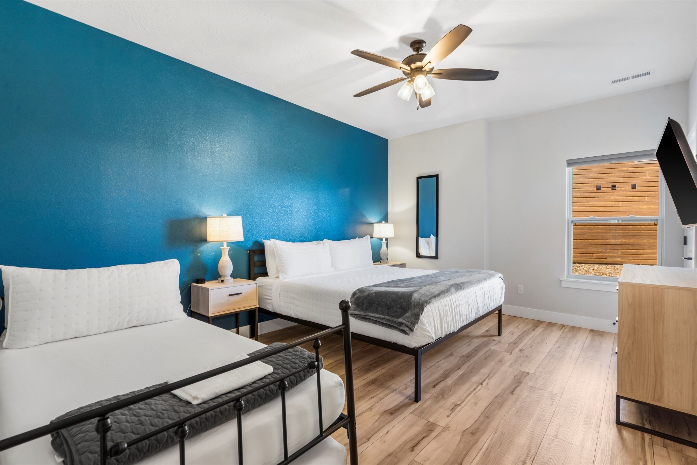 10 quartos, escrivaninha, ferros/tábuas de passar roupa, berço de viagem