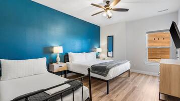 10 quartos, escrivaninha, ferros/tábuas de passar roupa, berço de viagem