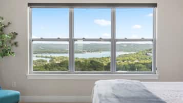 10 slaapkamers, een bureau, een strijkplank/strijkijzer, reisbedje