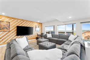 Smart TV, caminetto, videogiochi, tavolo da ping pong