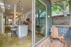 Fridge, microwave, oven, stovetop - The Bright House | Lux & Comfort | 5* Location (Austin)