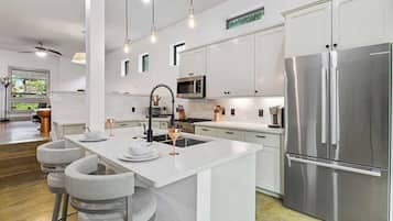 Geladeira, micro-ondas, fogão, cooktop