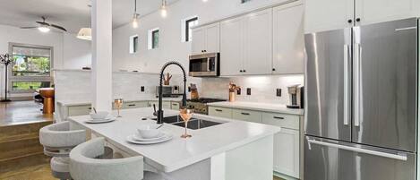 Refrigerador, microondas, horno y parrilla de estufa