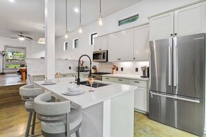 Fridge, microwave, oven, stovetop - The Bright House | Lux & Comfort | 5* Location (Austin)