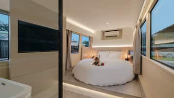 Queen Victoria | Bathroom | Separate tub and shower, rainfall showerhead, free toiletries