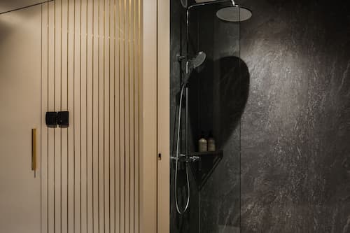 Baignoire et douche séparées, douche à « effet pluie »