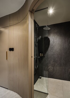 Baignoire et douche séparées, douche à « effet pluie »