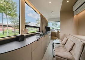 Banheira e chuveiro separados, chuveiro com efeito de chuva