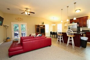 Smart TV, DVD player, books, stereo - The Snowbird Winter Retreat: Enjoy the Gulf Coast Beach Getaway (Long Beach)