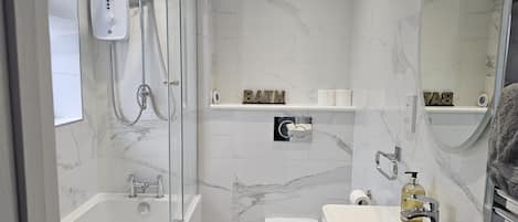 Douche, séchoir à cheveux, serviettes fournies, savon