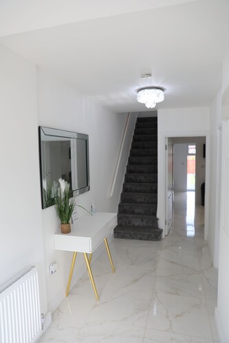 Remodelled Stylish 3 bed-3 bath in Orpington with garden. 10 mins to Bromley