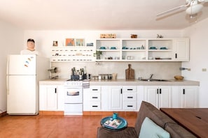 Refrigerador, parrilla de estufa y cafetera y tetera