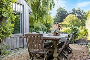 Outdoor dining - Huswell - Authentic vacation home 'De Blauwe Kroon (Oostkamp)
