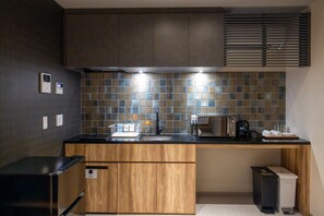 Chambre Classique | Cuisine privée | Réfrigérateur, micro-ondes, plaque de cuisson, bouilloire électrique