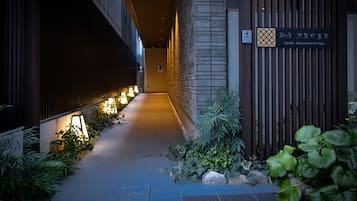 Vista frontal de la propiedad