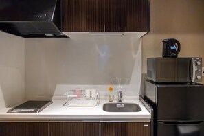 Deluxe Room | Private kitchen | Fridge, microwave, stovetop, electric kettle - Oyado Kawaramachi Gojo (Kyoto)