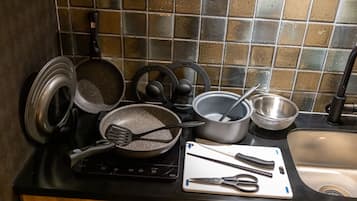 クラシック ルーム | 専用キッチン | 冷蔵庫、電子レンジ、コンロ、電気ポット