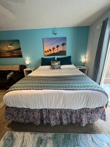 Deluxe Guest Suite w/ private yard, king bed, sofa bed, desk, next to a park!